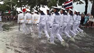Марш российских моряков на параде ВМФ ASEAN в Паттйе, Таиланд по затопленной после ливня Бич Роуд