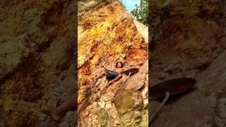 Latest discovery !! This man found a gold mine on a cliff #golddiscovery #menemukanemas #gold