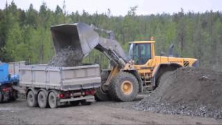 L220F OptiShift | EC460CL | Nordberg Lokotrack Crushers in a quarry