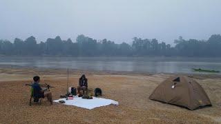 BERMALAM DI PESISIR SUNGAI YANG SURUT DAN BERBURU IKAN DI MALAM HARI..