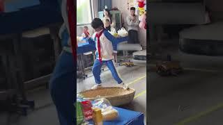小孩姐蒙眼秀功夫太牛了，每一步都是扎扎实实的基本功 | 故事会 Story Hour #shorts #shorts