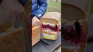 Решил запихнуть «Селедку под шубой» в ХЛЕБ ) Получилось ВКУСНО И КРАСИВО , и посуду мыть не надо