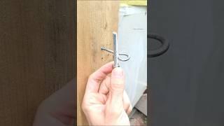 Простой трюк, как легко вкрутить крючковые шурупы в дерево #shorts #woodworking