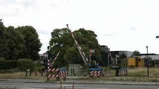 Spoorwegovergang / Railroadcrossing | PON Leusden | 2454 locomotief | SpoorwegenTV