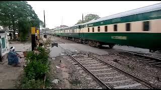 Awam Express passing Walton Gate Crossing with beast of HGMU Locomotive| | Raillion Vlogs