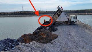 EP50!Extra battery action on the project! Pour rocks into a large lake using a trucks &Wheel loader