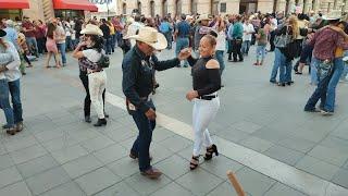 Volvieron los ausentes a bailar 