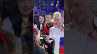 Полное видео вблизи. SHAMAN устроил экспромт на песне Моя Россия.  Народное караоке как всегда 