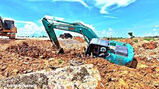 Incredible!! Excavator Kobelco Sink Deep The Mud And Getting Stuck In Pull Out By Excavator MaTaDor