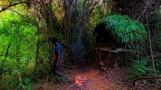 MENGINAP DI HUTAN MEMBUAT TEMPAT BERLINDUNG DARI AKAR DAN DAUN