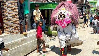 Seru Banget!! Aksi Barongan Galak Menakuti Anak Anak - WONG WORO