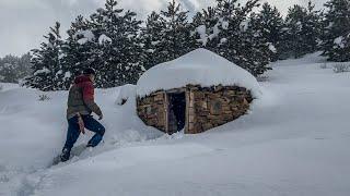 BUILDING A SURVIVAL SHELTER IN THE WILD – HEAVY RAIN AND DEEP SNOW CAMP