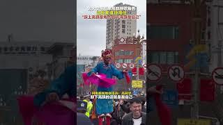 2月13日（采訪）。甘肅天水，男大學生反串高蹺秧歌角色嗎，這反差誰頂得住！“踩上高蹺是角色，卸下高蹺是自己。”#反串 #非遺文化 #社火鬧元宵 #秧歌扭起來