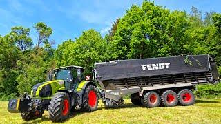 Claas 870 Axion mit Fendt Sonderedition Tigo XR 100 Black Tridem LW bei Grassilage in Bayern 2024