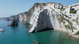 Ponza, Cala dell'Inferno e Scoglio del Parroco.