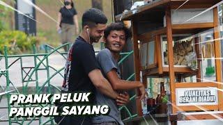 Meluk orang sambil bilang sayang !