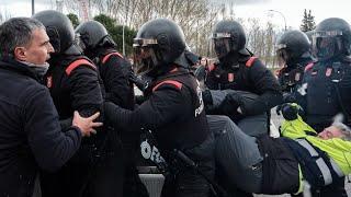 La plantilla de BSH bloquea la entrada de camiones a la planta y la Policía Foral interviene