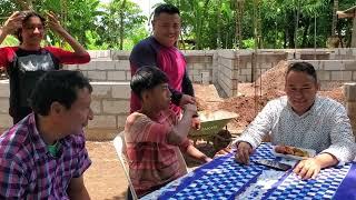 Romario y su grupo llegaron a ver el proyecto y me invitaron a comer Pollo a la leña.