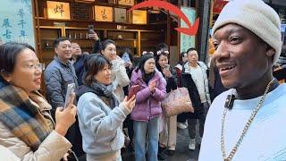 black guy pretend not to speak chinese and was shocked with everyone's reaction I found out this..