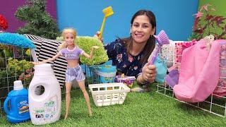 Barbie Dream House. Barbie halı ve koltuk örtüsünü yıkatıyor. Ayşe ile Barbie oyunları