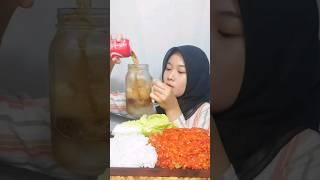 MAKAN AYAM GEPREK MINUMNYA COLA DINGIN