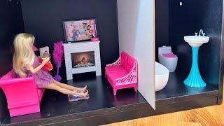 DECORANDO LA *NUEVA* MANSION DE BARBIE HACIÉNDOLE UNA MANSIÓN A BARBIE CON UN ESTANTE DE LIBROS 