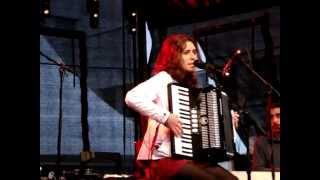 Youssra El Hawary - "Babtesem" ("I Smile")  (live in concert)