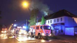 Dachstuhl eines Reihenhauses in der Erich-Ollenhauer-Straße ausgebrannt