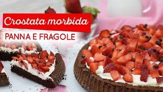 Crostata morbida al cacao con panna e fragole: ricetta e consigli utili