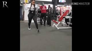 Chica entrenando piernas con el entrenador Roberto navarro