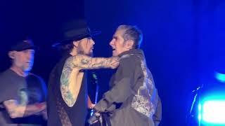 Perry Farrell FLIPS OUT on Dave Navarro On Stage! | Jane's Addiction