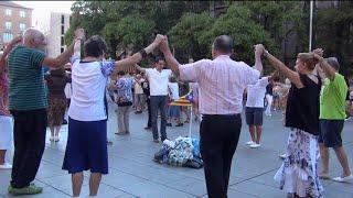 La Sardana - la danza nacional de los catalanes. Barcelona, Cataluña, España