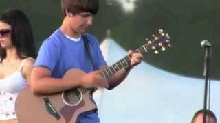 Garoto de 15 anos faz solo de violão  em apresentação pública