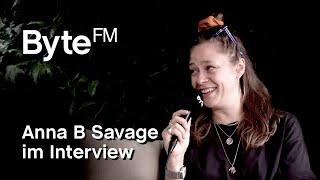 Anna B Savage im Interview | ByteFM bei der Pop-Kultur 2022