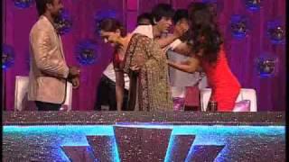 Shahrukh Khan greeted Madhuri Dixit On Jhalak Dikhhla Jaa Sets