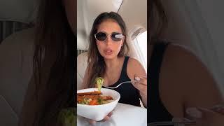 Simone Mendes almoçando no jatinho a caminho de Itaboraí Rio de Janeiro para o Show de hoje #viral