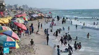 شاطئ بحر غزة يستقبل المصطافين بعد جهود دولية لخفض نسبة التلوث في مياهه • فرانس 24 / FRANCE 24
