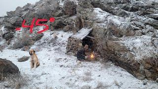 SNOW CAMPING:Building a survival rock shelter in the mountains/Under heavy snowfall.