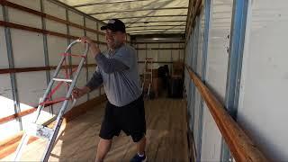 Moviendo y cargando un camion de mudanzas en Dallas,TX por Mudanzas al Rescate