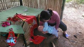 Single mother builds anddesigns a table. and makebamboo windows. trying to raisea child alone