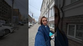Это дом, здесь живут. Это стул - здесь сидят.