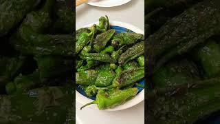 Как правильно пожарить Pimientos de Padron?  А вот так #shorts