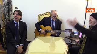 Vasco Rossi intona Albachiara accompagnato dal sindaco di Roma alla chitarra