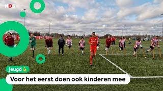 Voetballers van PSV met één been spelen wedstrijd tegen Everton