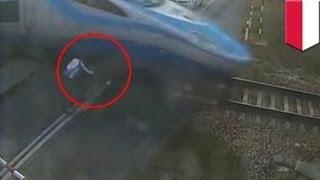Поезд сбил велосипедиста; велосипедист выжил