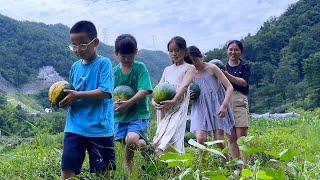 Six children picked watermelons together,each picking one.This scene is so beautiful.