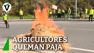 Agricultores queman paja para cortar carreteras en Cantabria
