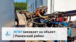 Малогабаритная буровая установка заезжает на объект бурить скважину на воду