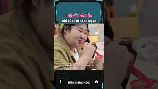 đang uống trà sữa thì đứa bạn giật mất cốc