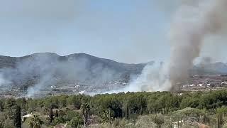 Un hidroavión descarga agua sobre el incendio